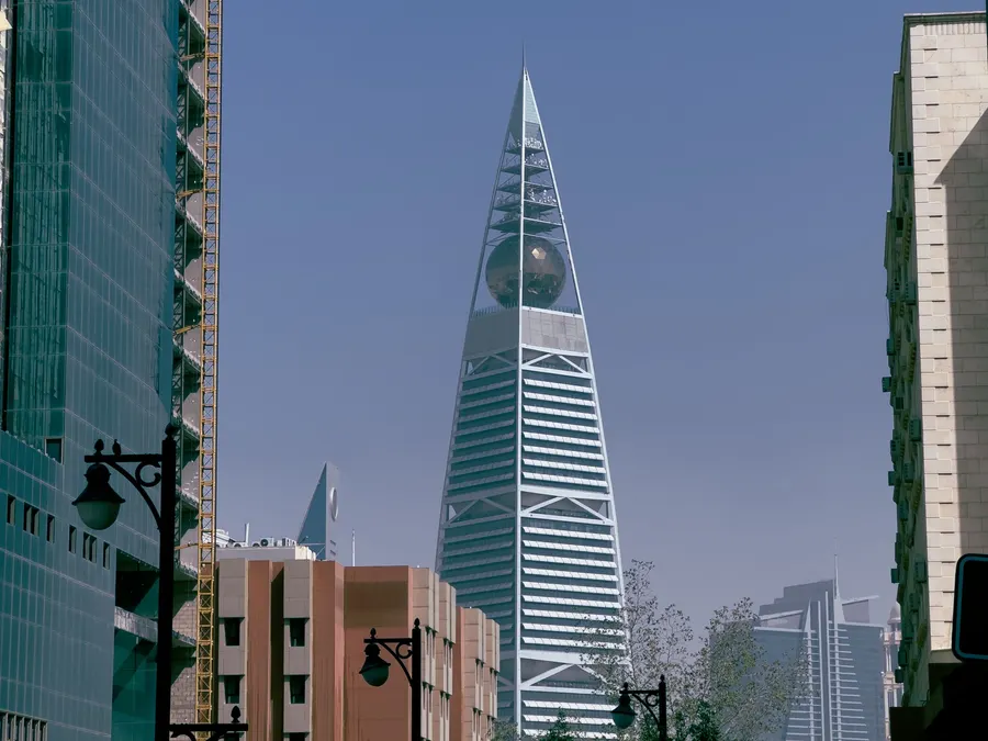 برج الفيصلية وسط حي العليا التجاري في الرياض